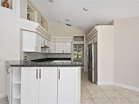 3rd image of 7913 Courtleigh Dr