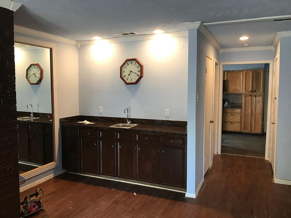 1st image of 409 Towne House Ln