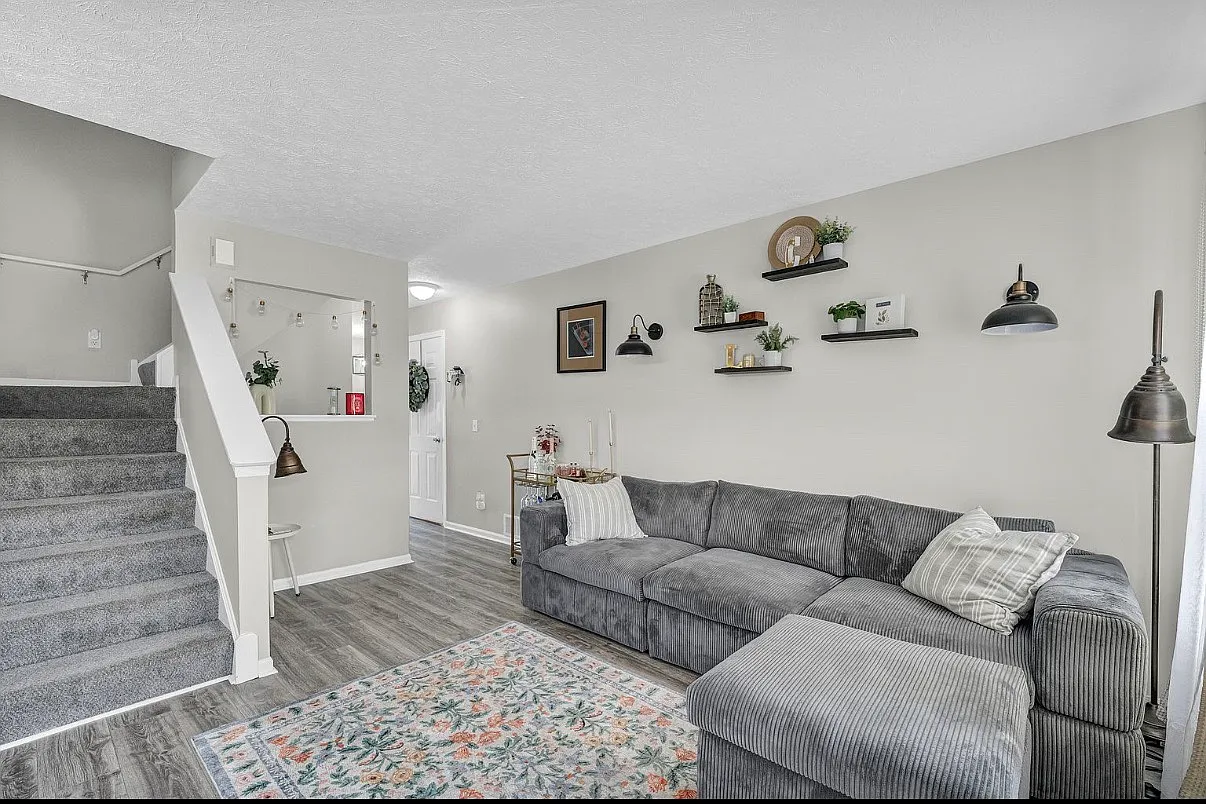 3 bed, 1.5 bath, 1350 sqft, $2,100 — Photo 3