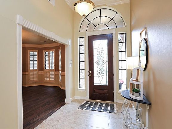 TALL CEILINGS THROUGHOUT WITH ELEGANT ENTRY