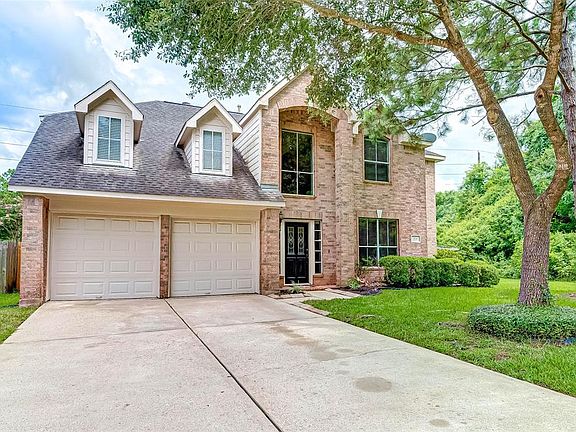 Welcome home to 3939 Diamondale Ct. in Cinco Ranch