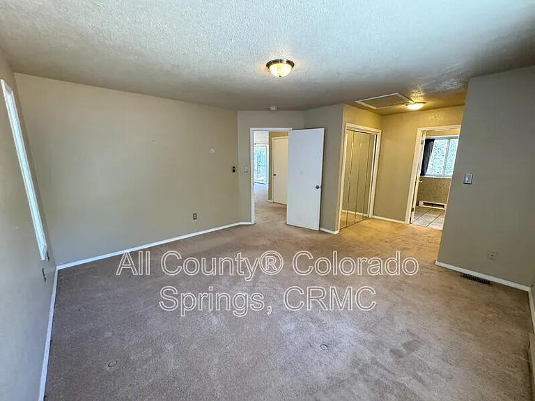 931 Kings Crown Rd — Photo 13