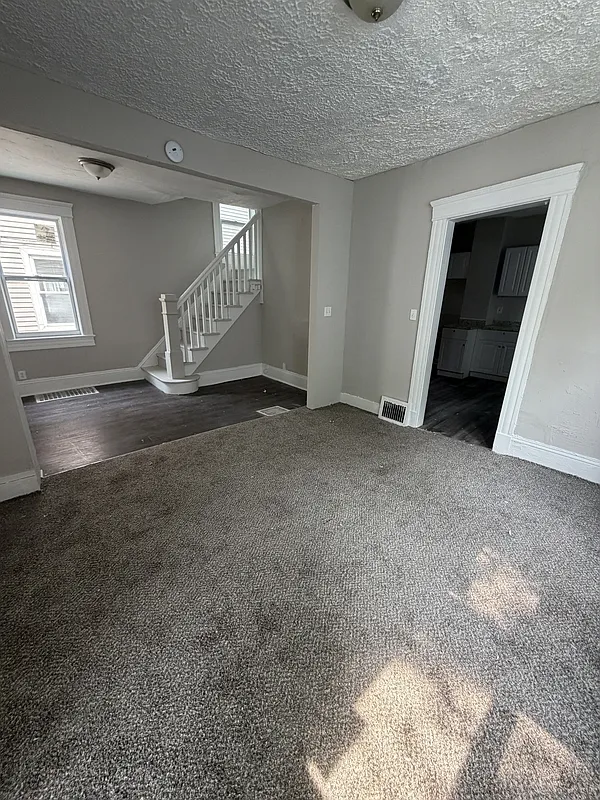 3 bed, 1.0 bath, 1212 sqft, $1,400 — Photo 3