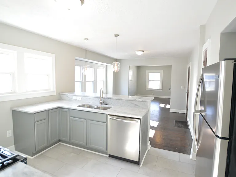 567 N Beville Ave — Photo 2
