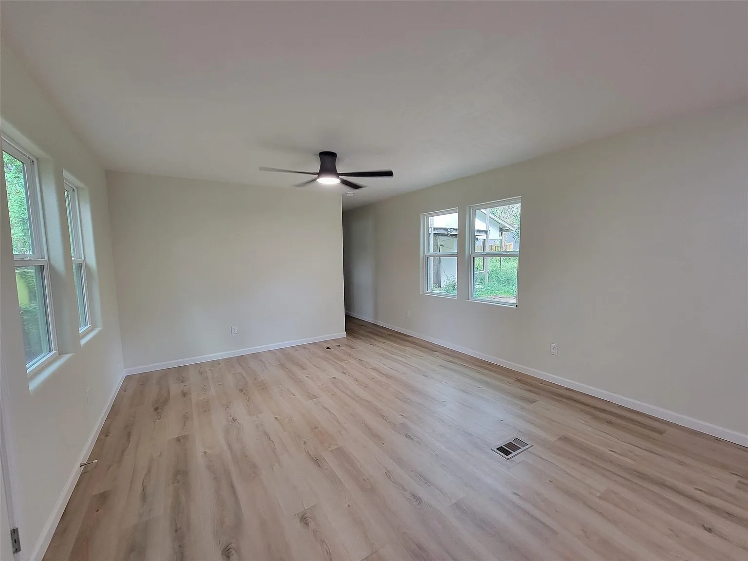 2 bed, 1.0 bath, 784 sqft, $1,200 — Photo 3
