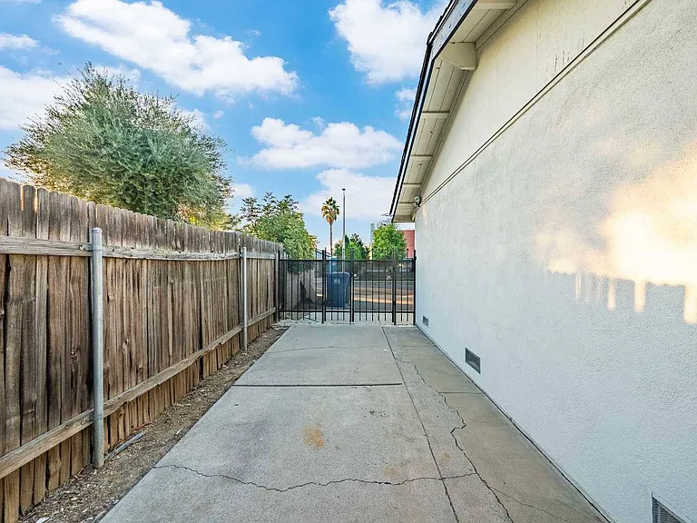 416 Camaritas Dr — Photo 38