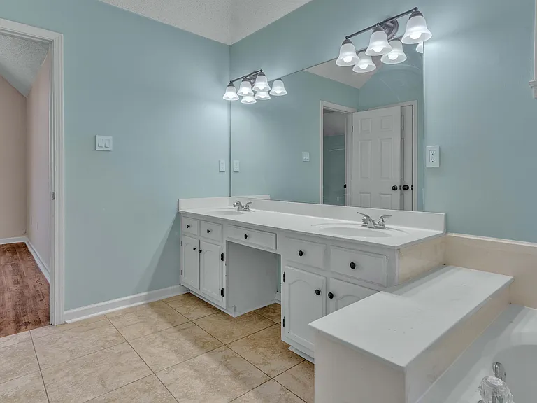 3933 Oak Forest Dr — Photo 19