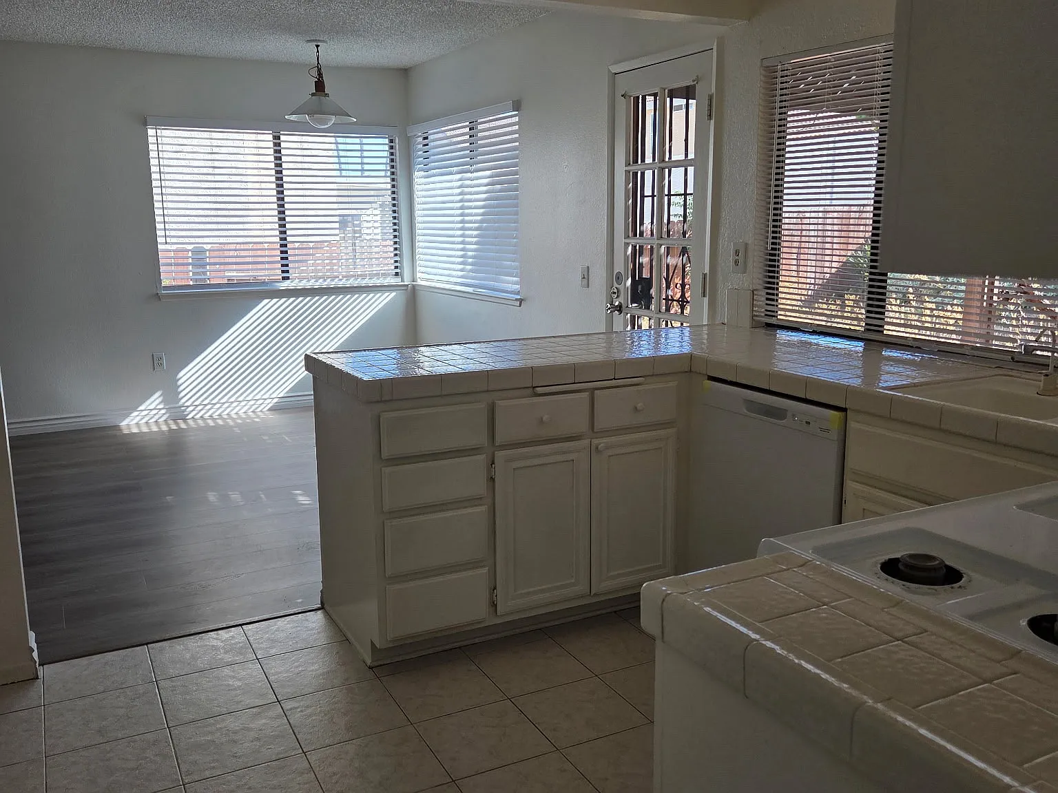 3 bed, 2.5 bath, 1690 sqft, $2,550 — Photo 3