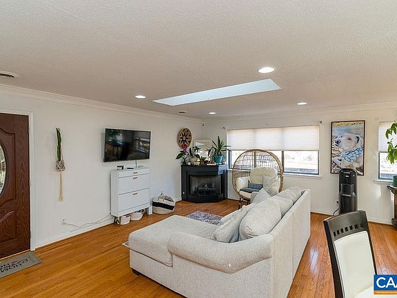 3rd image of 890 Jefferson Dr