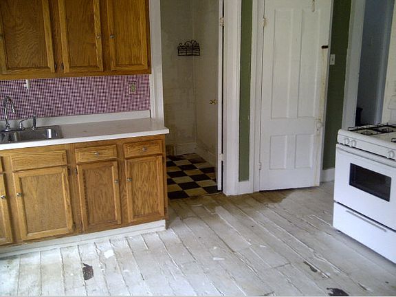 4th image of 233 Peck Ave
