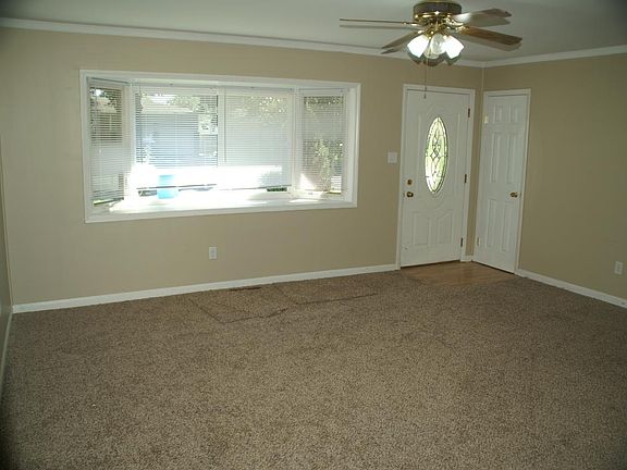 Living Room w Lg Bay Window