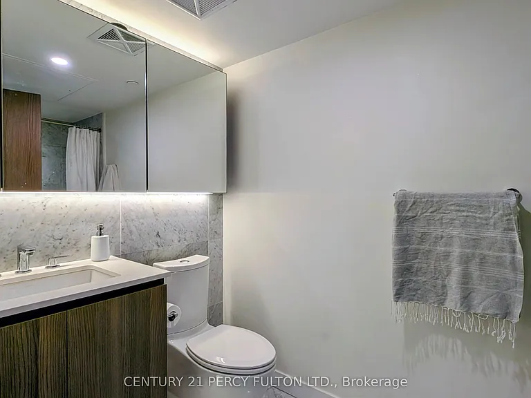 17 Bathurst St #808 — Photo 7