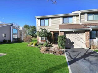 19 W Pond Ct, Smithtown, NY 11787