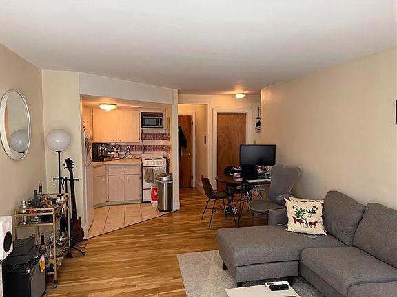 3rd image of 220 Newbury St APT 10