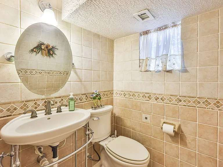 9898 Wistaria St — Photo 22