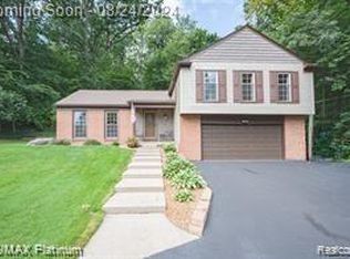 9003 Spencer Ct, Brighton, MI 48116
