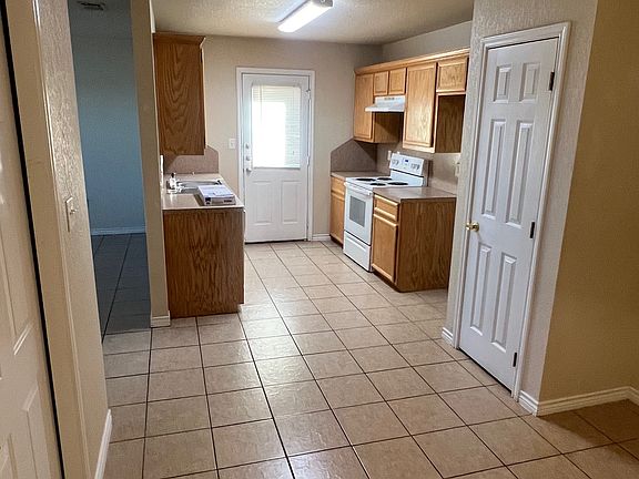 5th image of 300 Surrey Ln #A