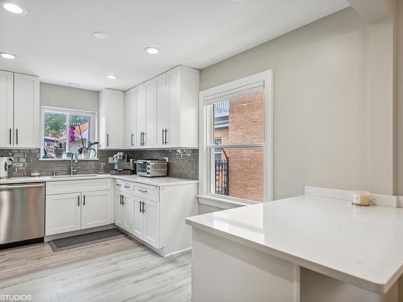 4th image of 7526 Lowell Ave
