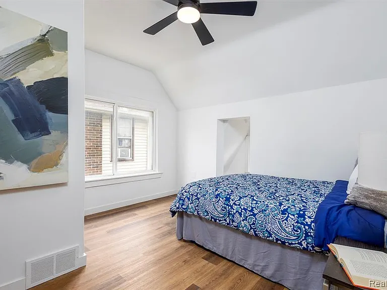 2744 Lawrence St — Photo 21