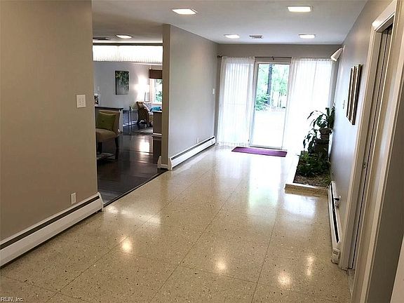4th image of 405 Hariton Ct