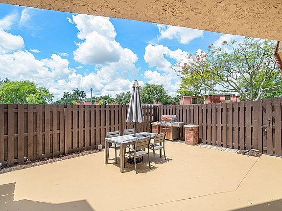 4th image of 22910 Oxford Place #D