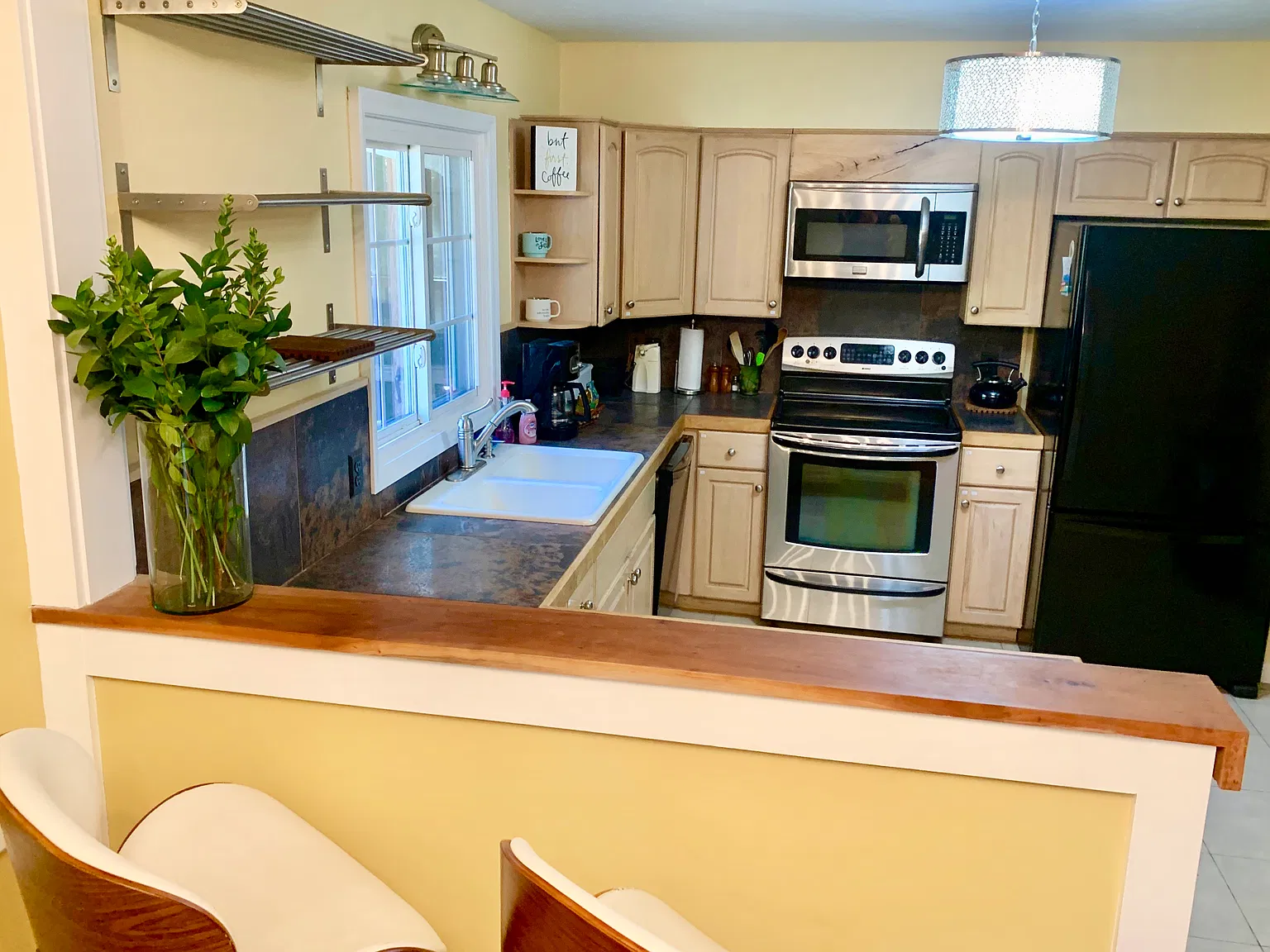 4 bed, 2300 sqft, $3,900 — Photo 4