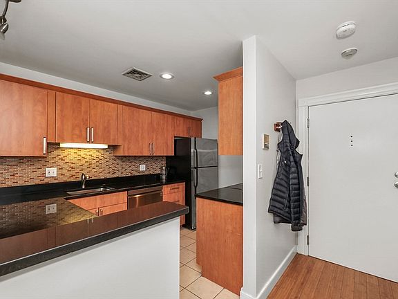 5th image of 289 Essex St APT 202