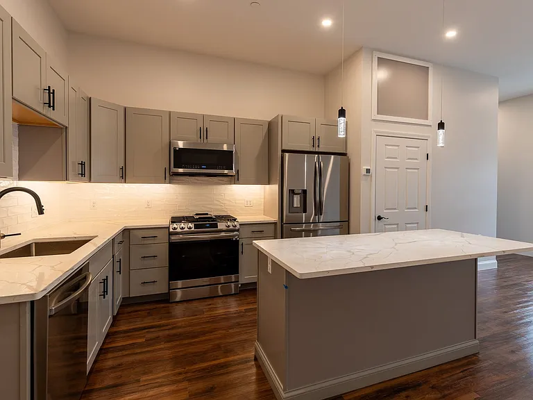 240 Cabot St — Photo 5