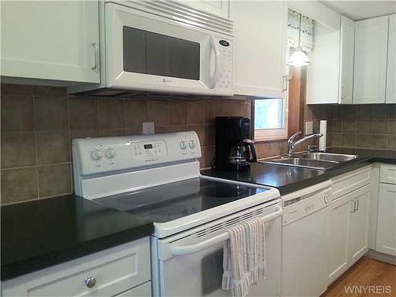 5th image of 216 Dawn Ave
