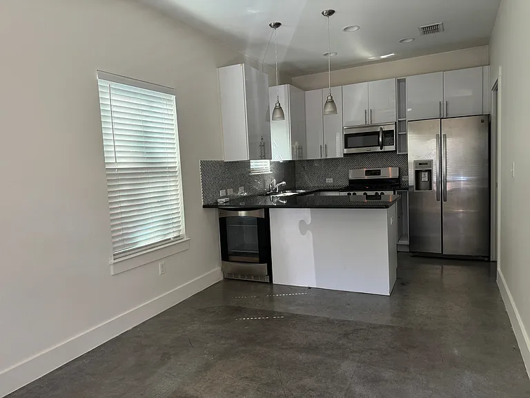 1109 W 22nd St — Photo 31