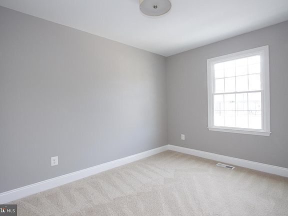 5th image of 122 N Bedford St