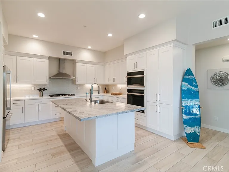 1519 Doheny Way — Photo 6