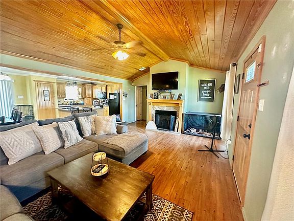 3rd image of 242 Fernwood Rd