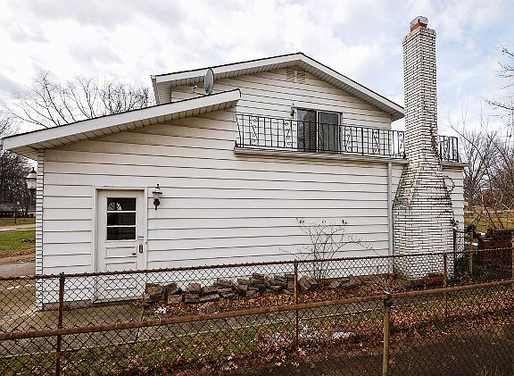 3rd image of 26784 Fairfax Ln