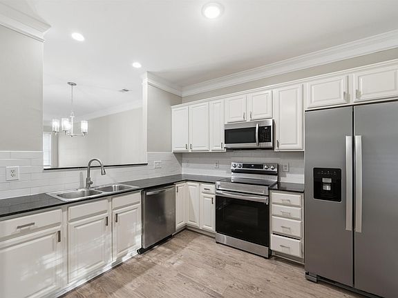 4th image of 827 Forest Park Rd