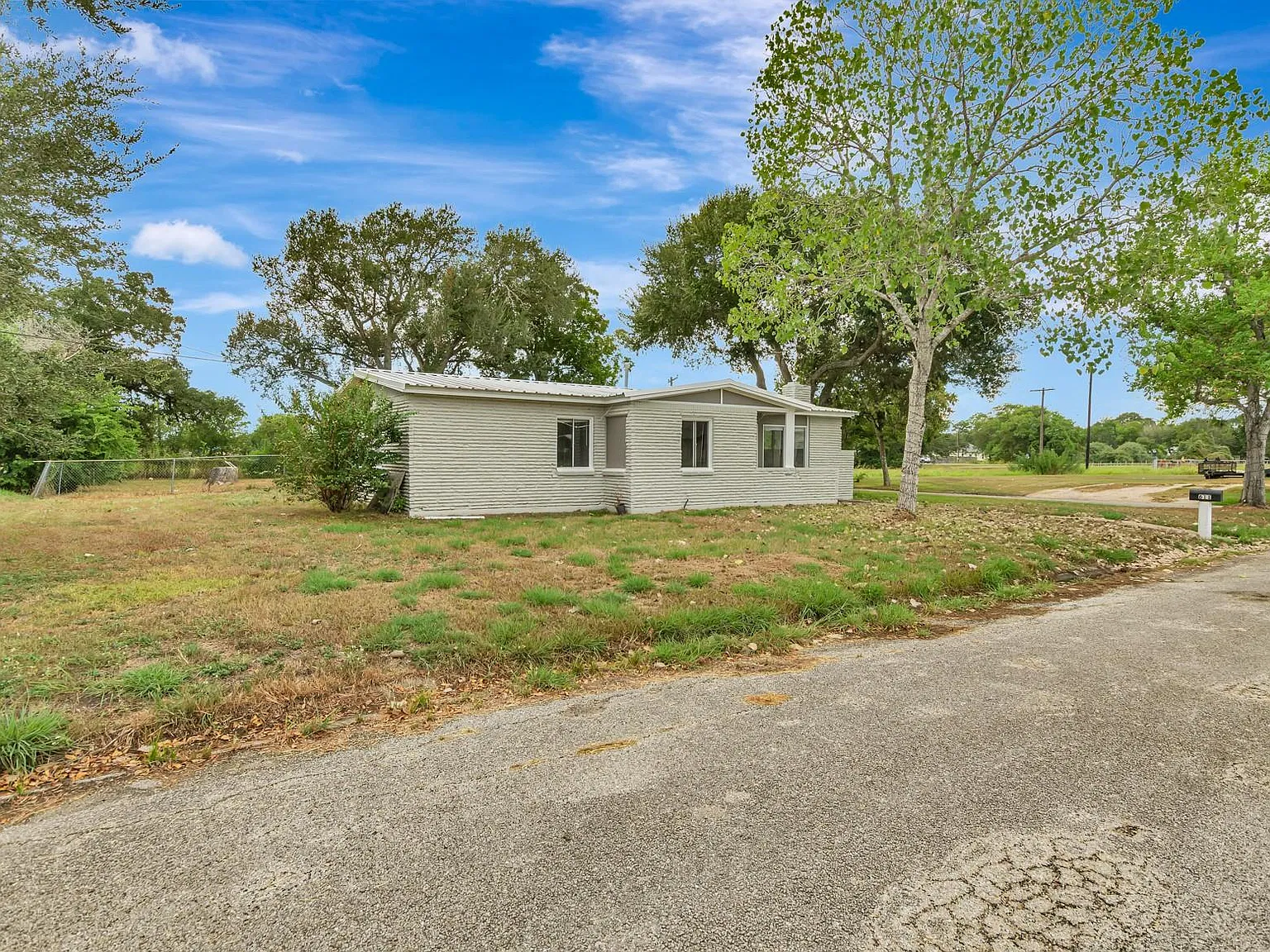 3 bed, 2.0 bath, 1411 sqft, $1,500 — Photo 3