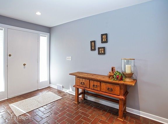 2nd image of 528 S Kennicott Ave