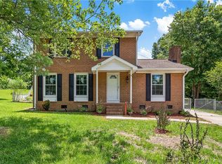 8 Woodcreek Ct, Greensboro, NC 27406