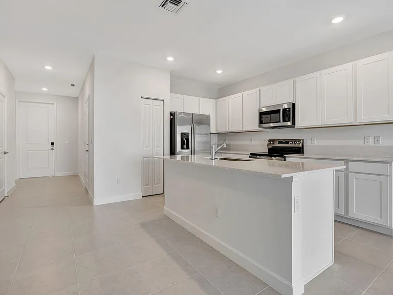 539 SE Rivergrass St — Photo 4