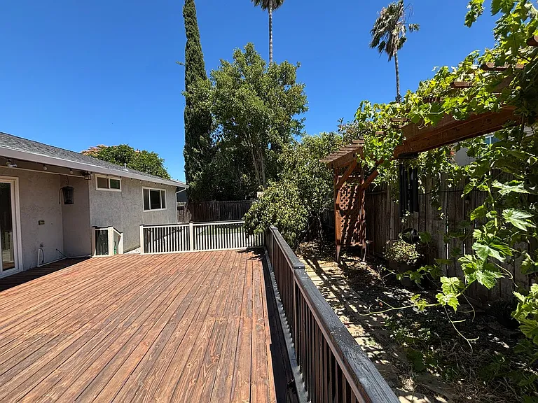 2102 California Dr — Photo 36