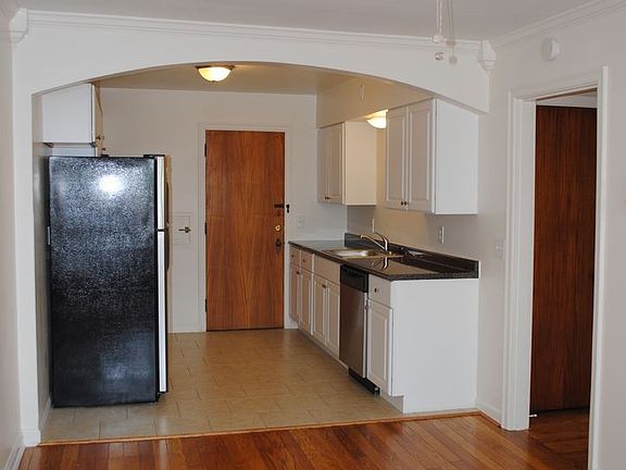 4th image of 2860 Observatory Ave #3974100