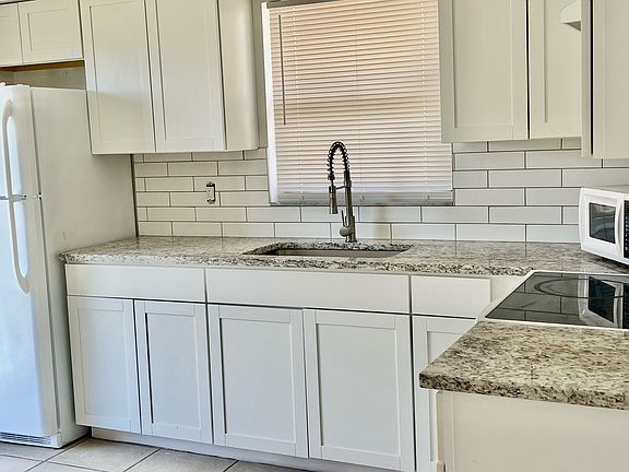 3rd image of 922 Andalusia Blvd