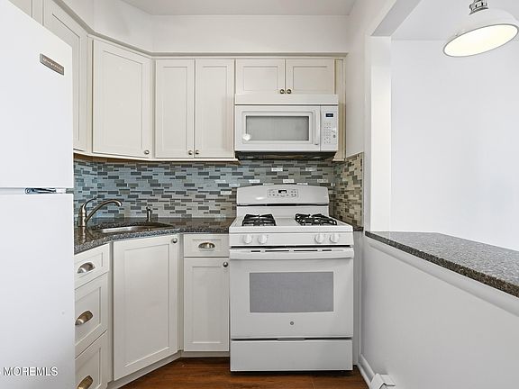 4th image of 201 8th Avenue #5B