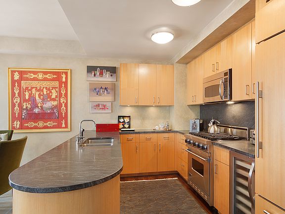 3rd image of 100 W 58th St APT 14B