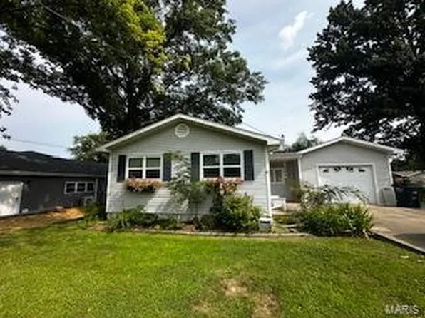4 Yount Dr, Hillsboro, IL 62049