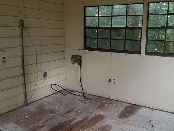 5th image of 146 SE Saint Leo Ln