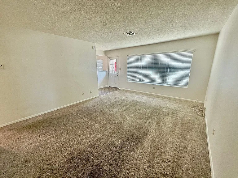 1316 Iris Ave — Photo 2