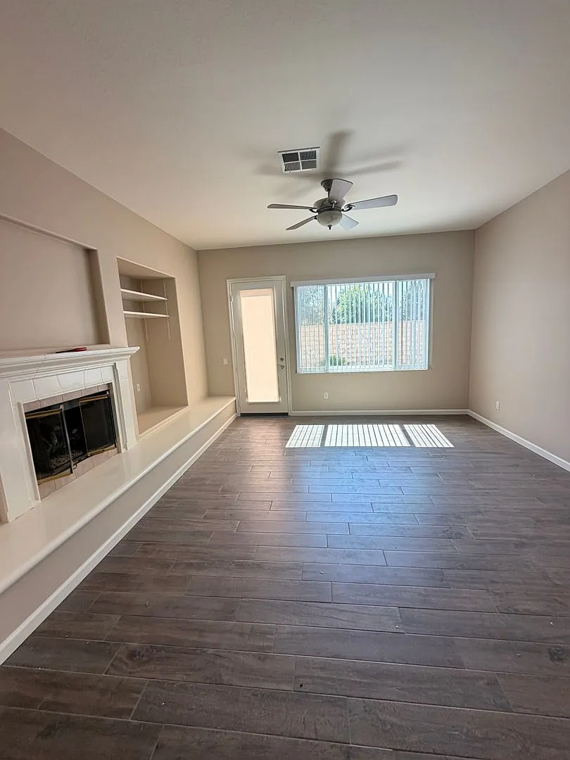 3 bed, 2 bath 1-story home with great curb appeal + bonus room — Photo 4