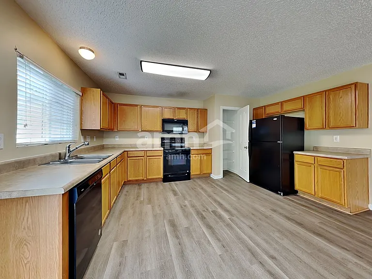 1053 Kings Mountain Ln — Photo 3