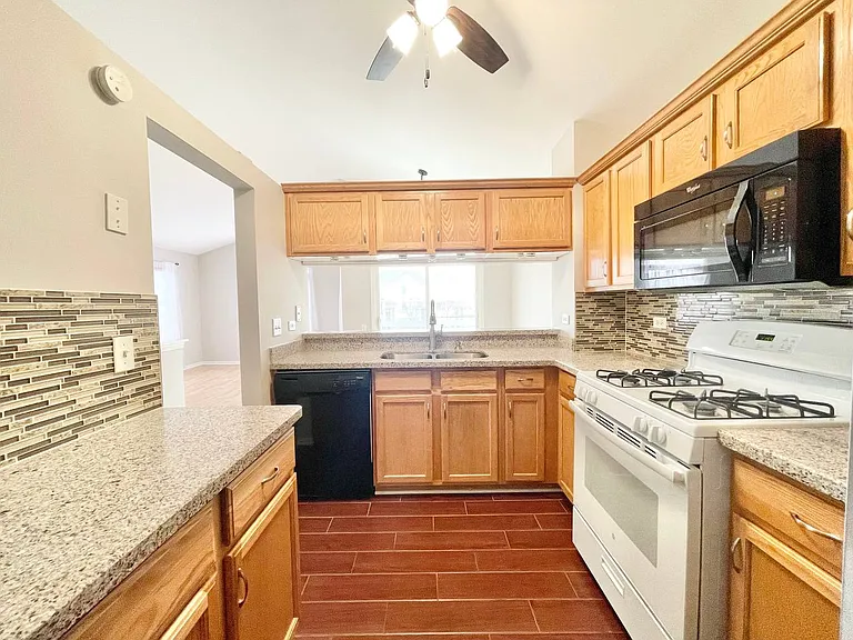 1950 Middlebury Dr — Photo 6